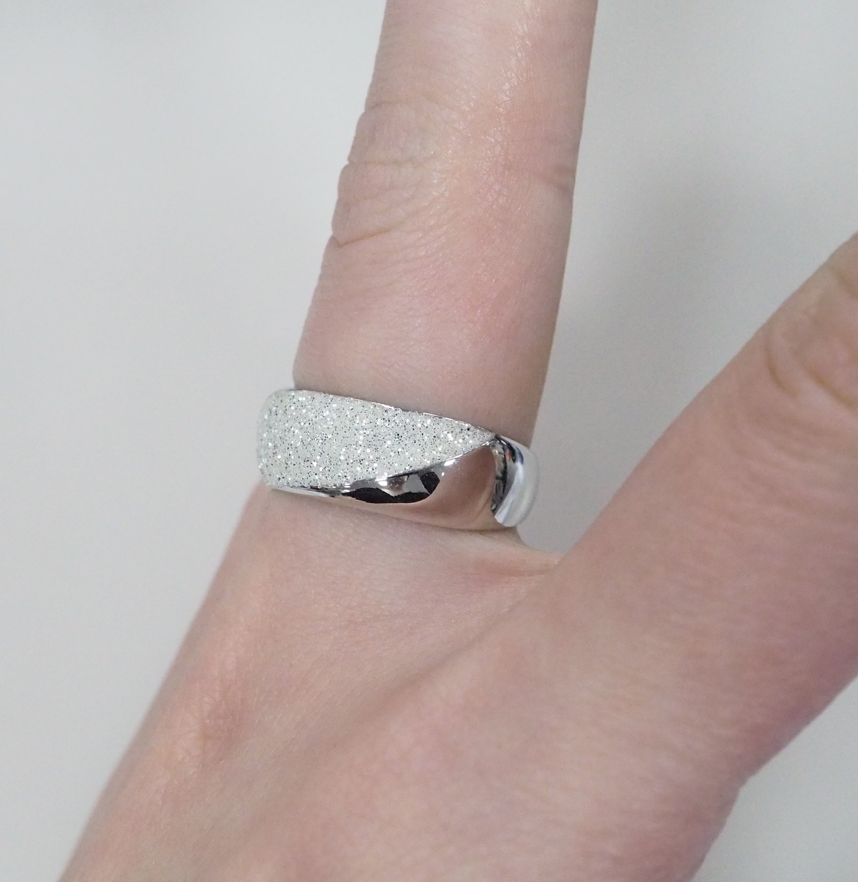 Серебряное кольцо с глиттером